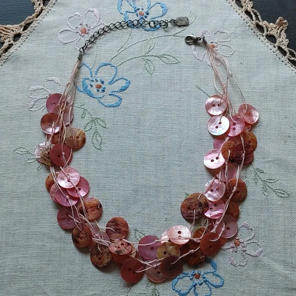 ♦️3 for $15 Pink button shell necklace - Picture 1 of 9